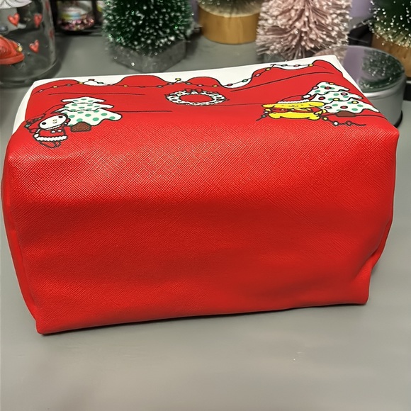 BioWorld Hello Kitty & Friends holiday cosmetic bag -HK - Picture 5 of 8